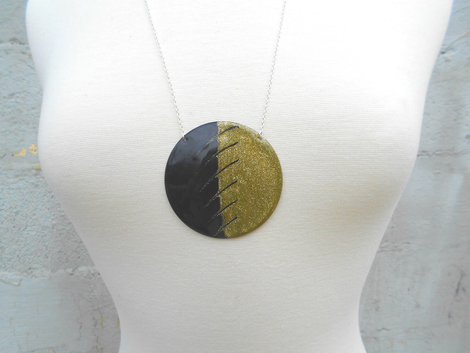 VINTAGE BLACK AND GOLD SHIELD PENDANT NECKLACE-NECKLACES-JipsiJunk-JipsiJunk